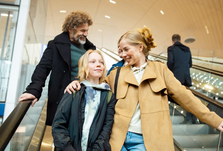 lapsi ja äiti liukuportaissa